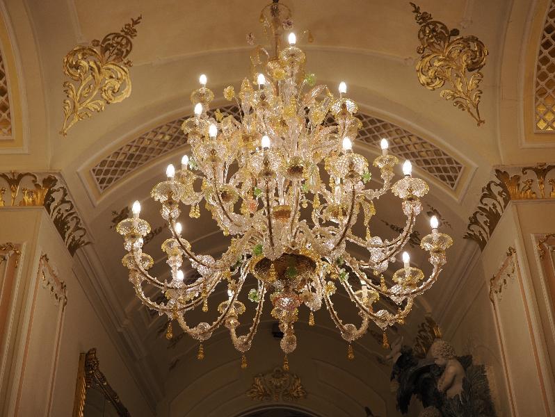 Stresa, Italy: Grand Hotel Des Iles Borromees: chandelier in reception area