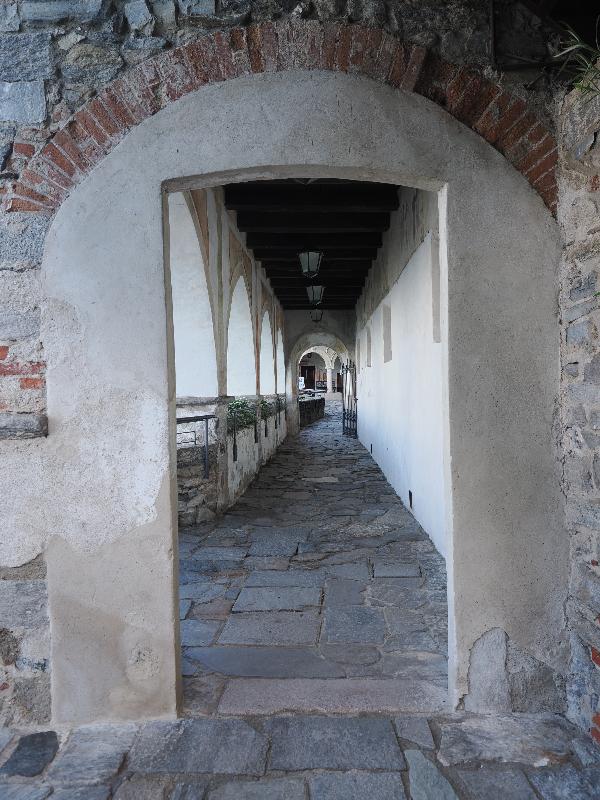 Santa Caterina del Sasso, Italy: hermitage: walkway