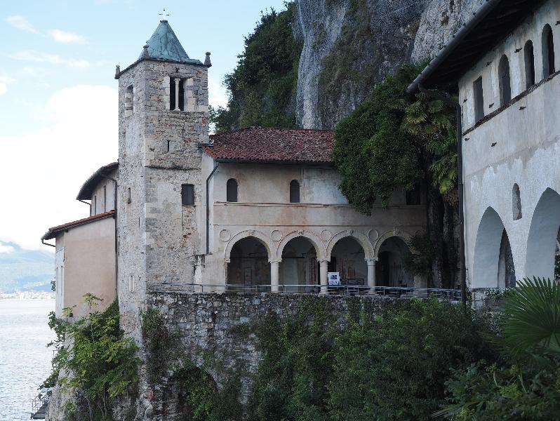 Santa Caterina del Sasso, Italy: hermitage: view towards chapel