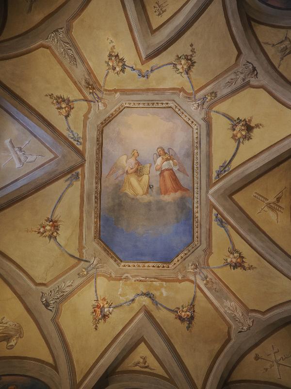 Santa Caterina del Sasso, Italy: chapel: two angels