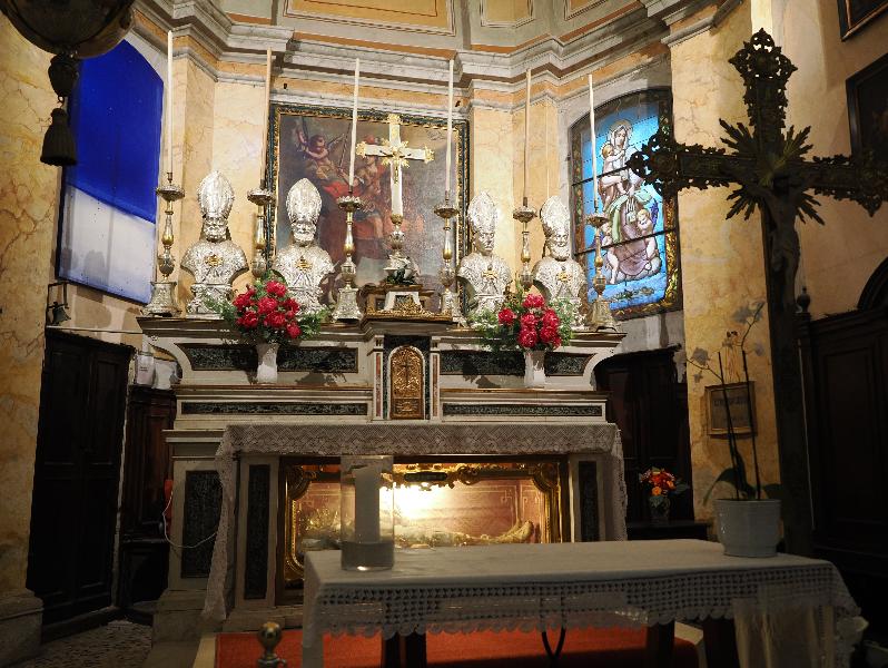 Isola Bella, Italy: San Vittore Martire Church: altar