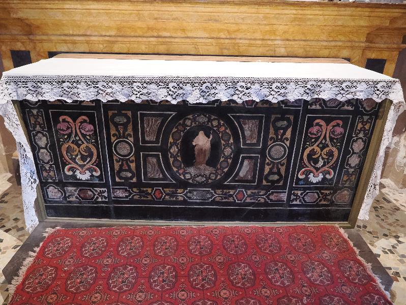 Isola Bella, Italy: San Vittore Martire Church: pietra dura altar