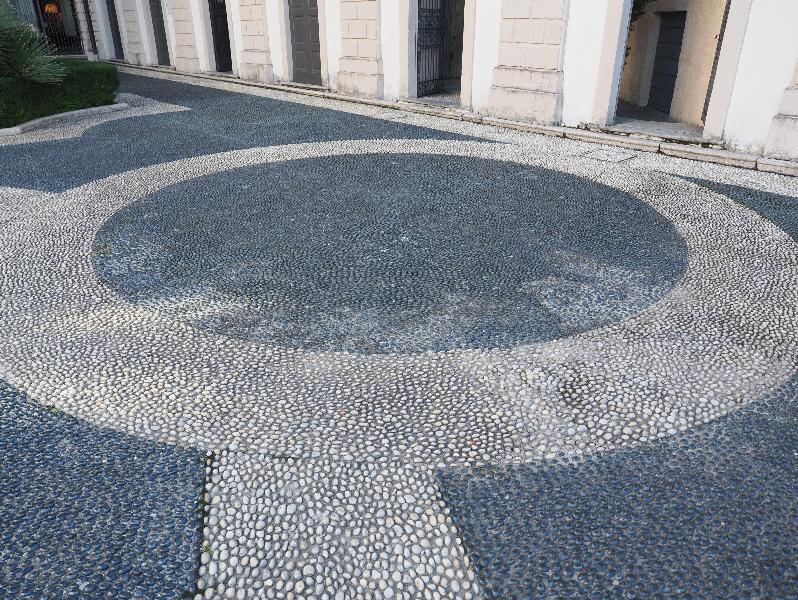 Isola Bella, Italy: Palazzo Borromeo: black and white cobbled area