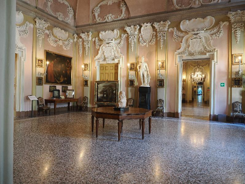 Isola Bella, Italy: Palazzo Borromeo, Staircase Landing: hall at top of staircase