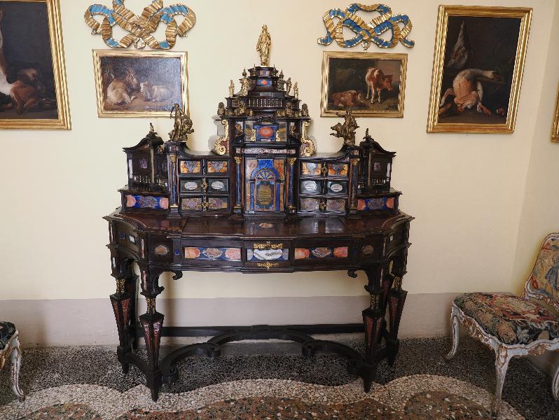 Isola Bella, Italy: Palazzo Borromeo, Third Closet: side table with inlaid stone