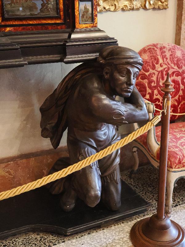 Isola Bella, Italy: Palazzo Borromeo, La Sala del Trono (The Throne Room): support for cabinet