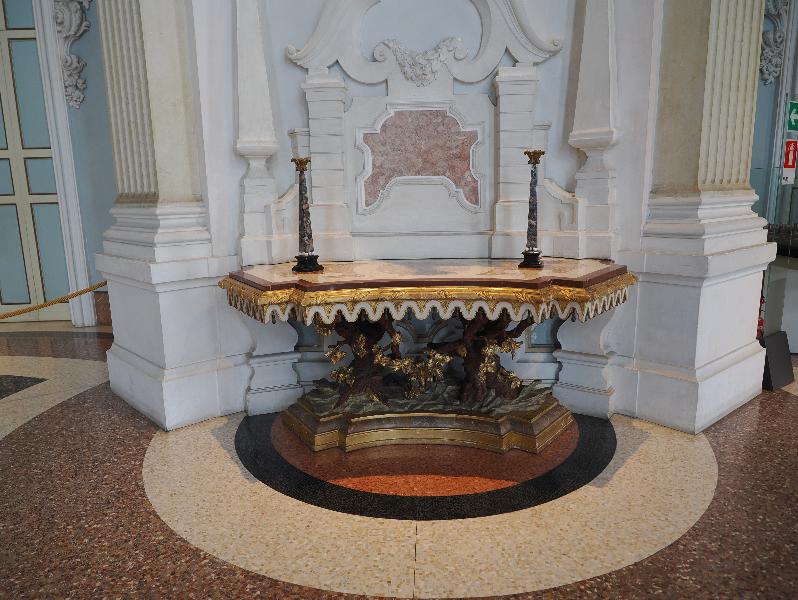 Isola Bella, Italy: Palazzo Borromeo, Il Salone (The Reception Room): side table