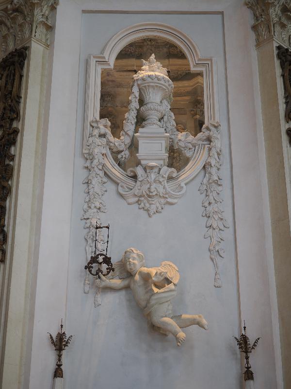 Isola Bella, Italy: Palazzo Borromeo, Il Salone (The Reception Room): corner wall decoration