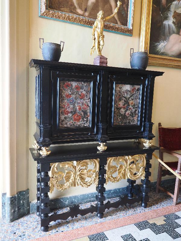 Isola Bella, Italy: Palazzo Borromeo, La Sala di Luca Giordano (Luca Giordano's Room): cabinet