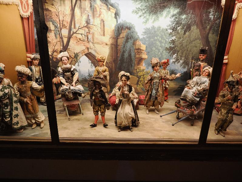 Isola Bella, Italy: Palazzo Borromeo, La Scala e il Teatrino (The Staircase and the Theatre): theatre stage with puppets