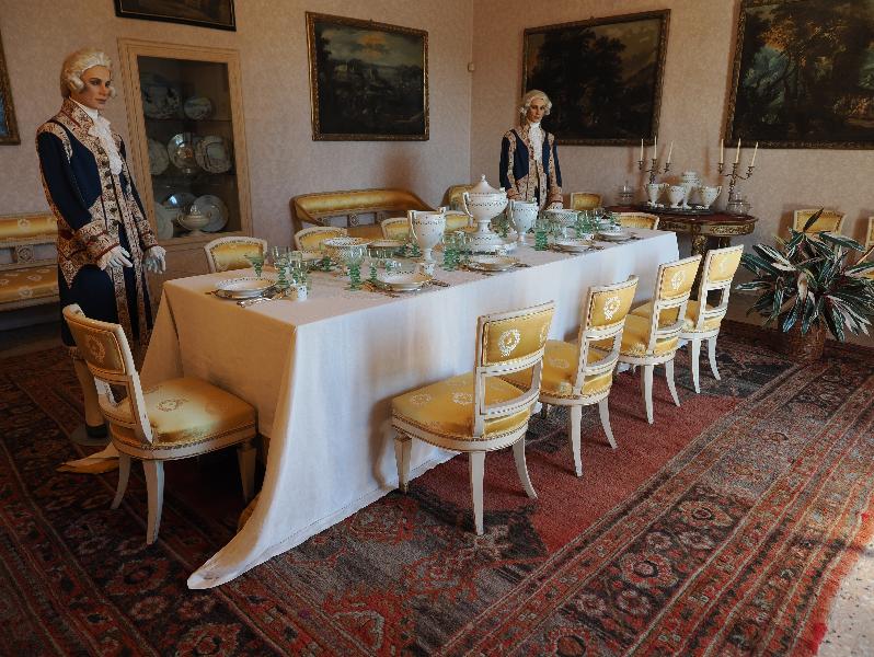 Isola Madre, Italy: Palazzo Borromeo: dining table and service