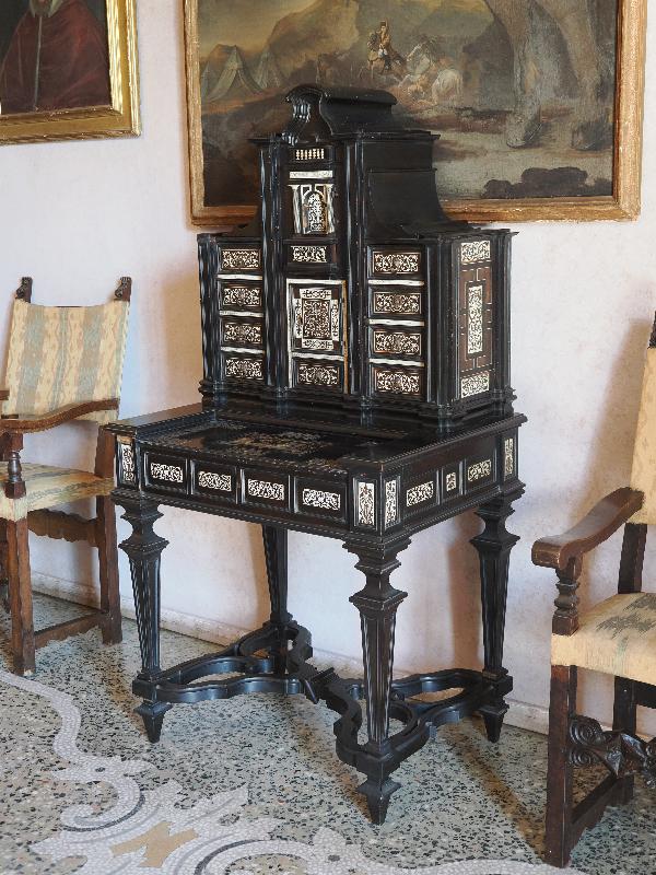 Isola Madre, Italy: Palazzo Borromeo: cabinet