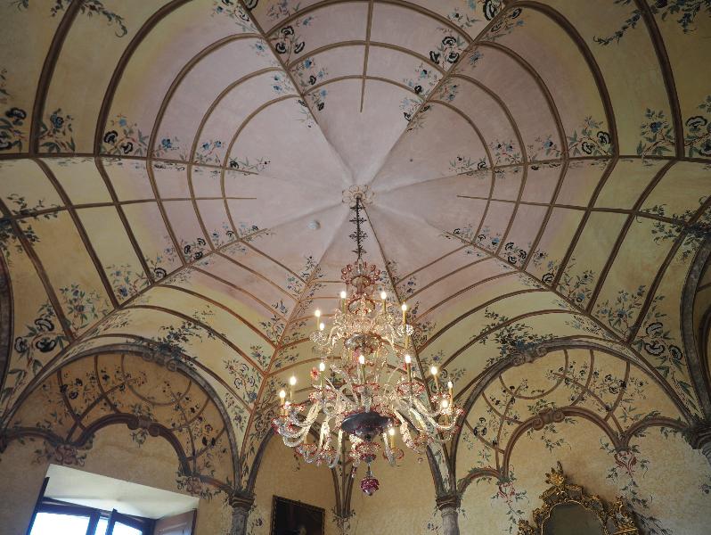 Isola Madre, Italy: Palazzo Borromeo: ceiling, with chandelier (Murano)