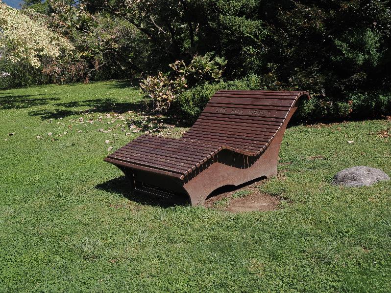 Verbania, Italy: Giardini Botanici di Villa Taranto: large wooden lounger