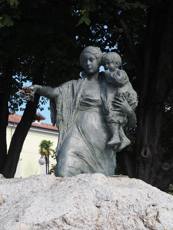 Pallanza, Italy: Piazza Giuseppe Garibaldi: Mother and Child (World War I memorial)
