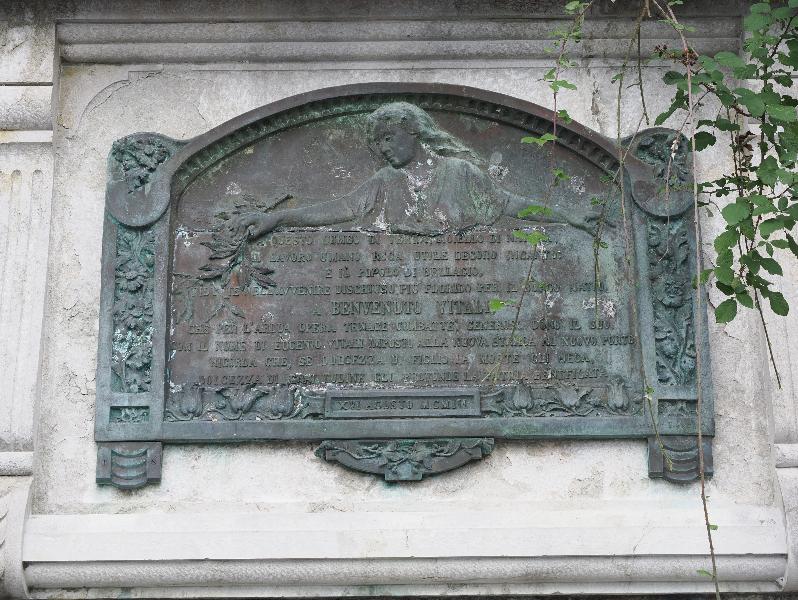 Bellagio, Italy: Via Eugenio Vitali: tablet in commemoration of Benvenuto Vitali (1903)