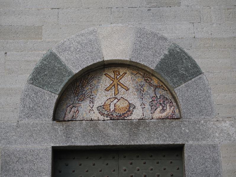 Como, Italy: Basilica di San Fedele: mosaic over side entrance (made by Peresson of Milan)