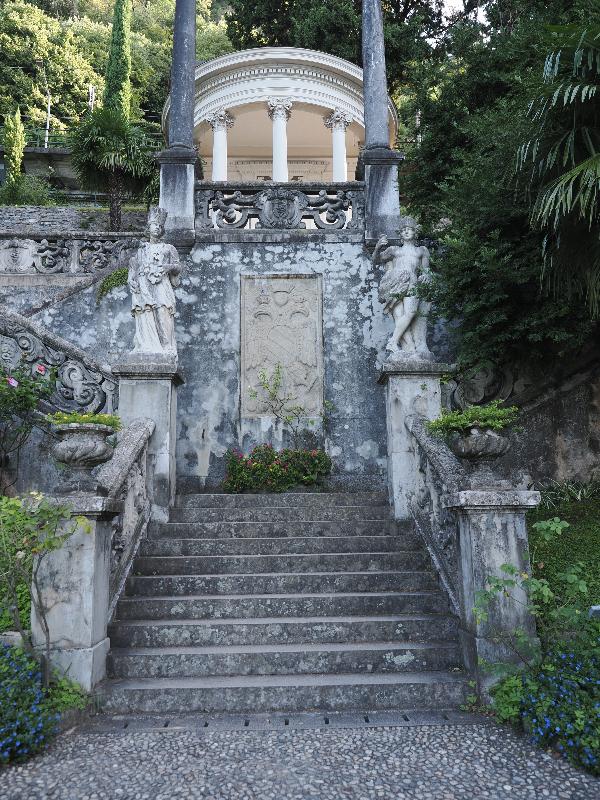 Varenna, Italy: Villa Monastero, garden: view towards temple outlook