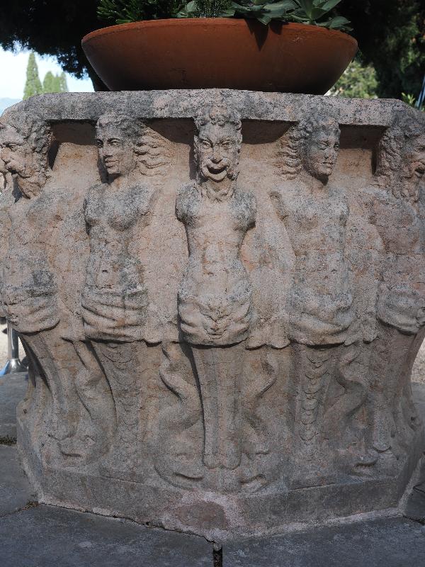 Varenna, Italy: Villa Monastero, garden: garden pot with figures