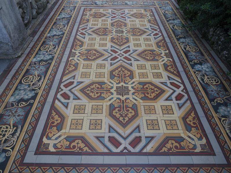 Varenna, Italy: Villa Monastero, garden: path tiles