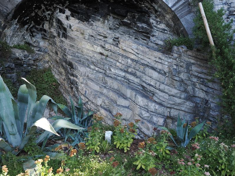 Varenna, Italy: Villa Monastero, garden: rock layers