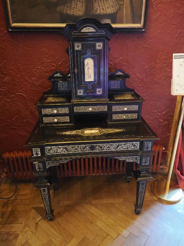 Varenna, Italy: Villa Monastero, Red Room: inlaid desk
