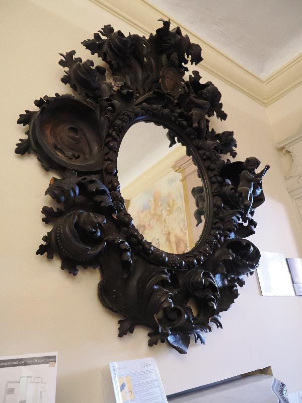 Varenna, Italy: Villa Monastero, Staircase: large sculptural mirror