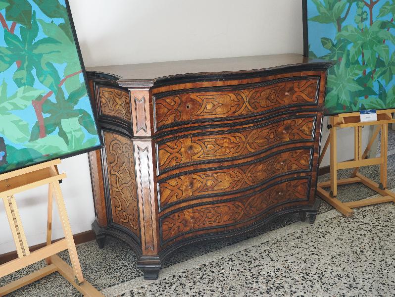 Varenna, Italy: Villa Monastero, Southeast Room: chest of drawers