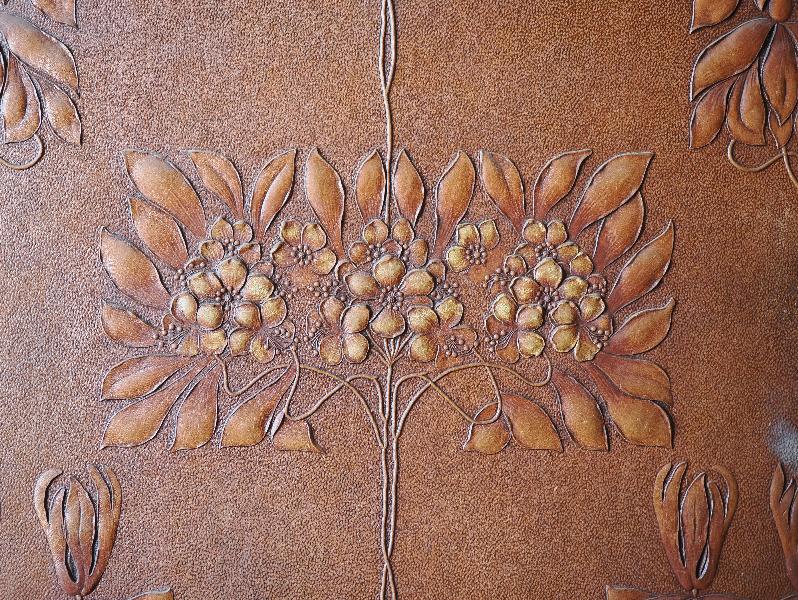 Varenna, Italy: Villa Monastero, Antebathroom (Cloakroom): embossed wall covering