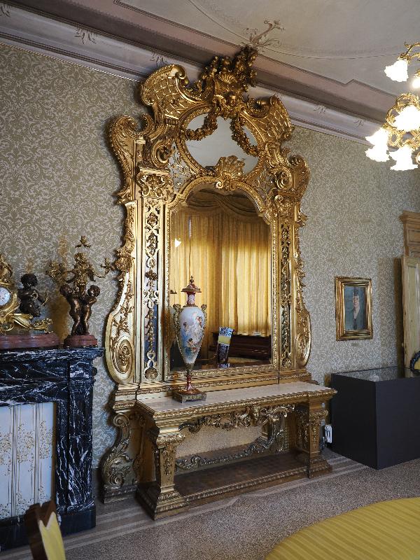 Varenna, Italy: Villa Monastero, Music Room: large golden mirror