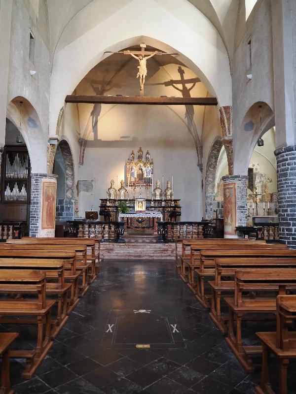 Varenna, Italy: Church of San Giorgio: view down nave