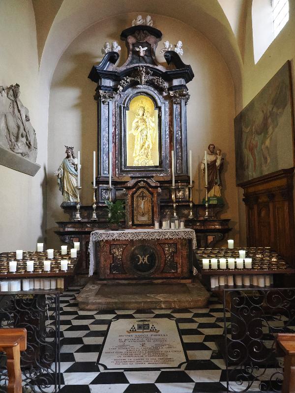 Varenna, Italy: Church of San Giorgio: chapel reredos