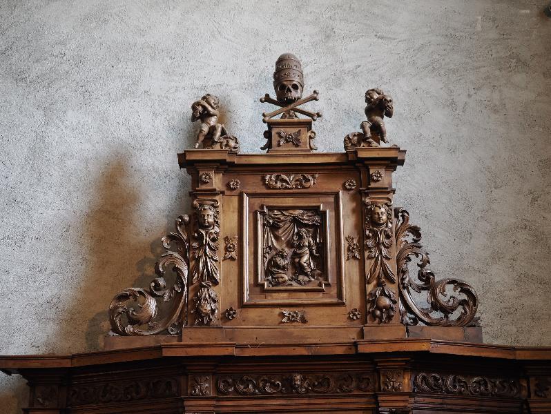 Varenna, Italy: Church of San Giorgio: top of confessional
