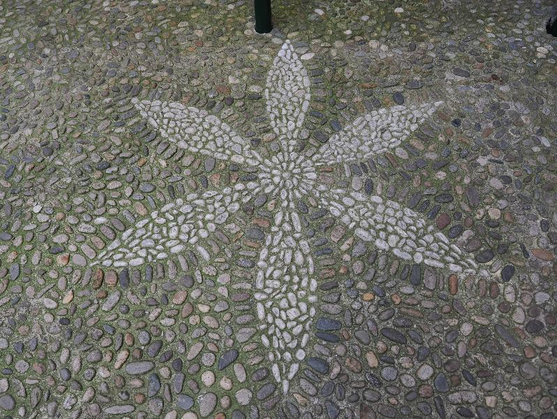 Varenna, Italy: Villa Cipressi: six pointed pattern in pavement