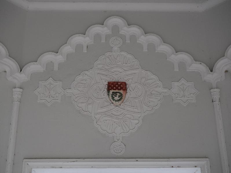 Bellagio, Italy: Villa Melzi, garden: lakeside kiosk wall decoration (Moorish influence)