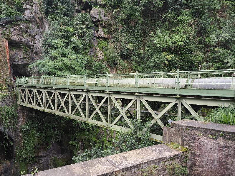 Bellano, Italy: Orrido di Bellano (Bellano Gorge): modern bridge, entrance to gorge