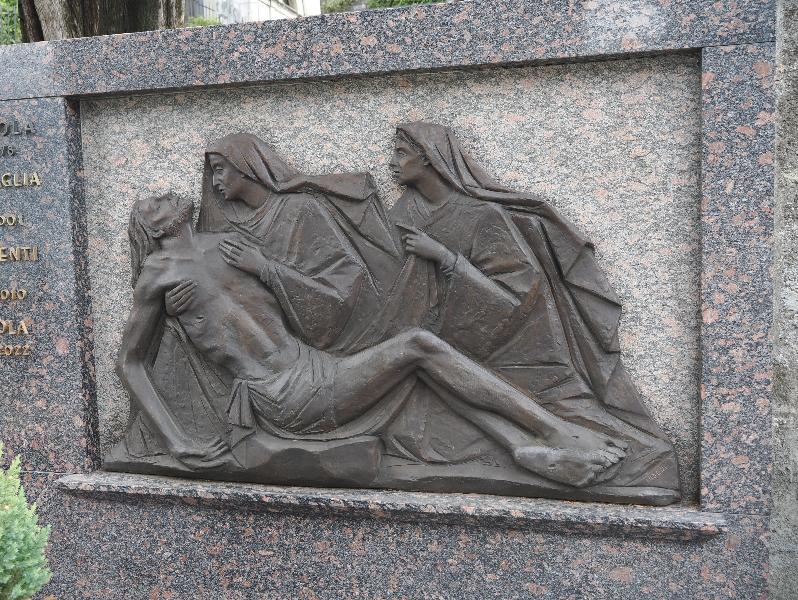Bellano, Italy: Communal Cemetery: Gianola monument, Descent from the Cross (Giuseppe Iaderi)