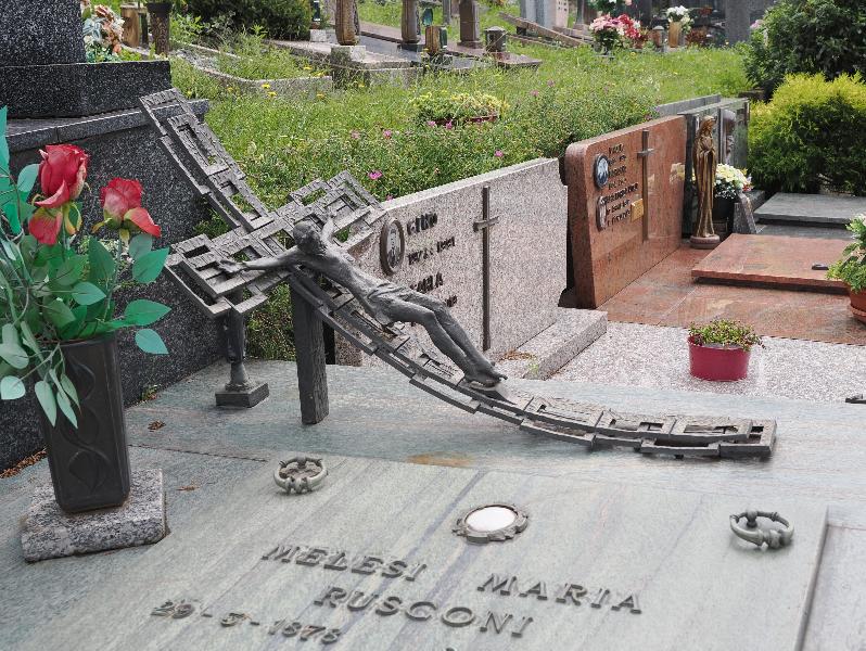 Bellano, Italy: Communal Cemetery: Rusconi monument, Crucifixion