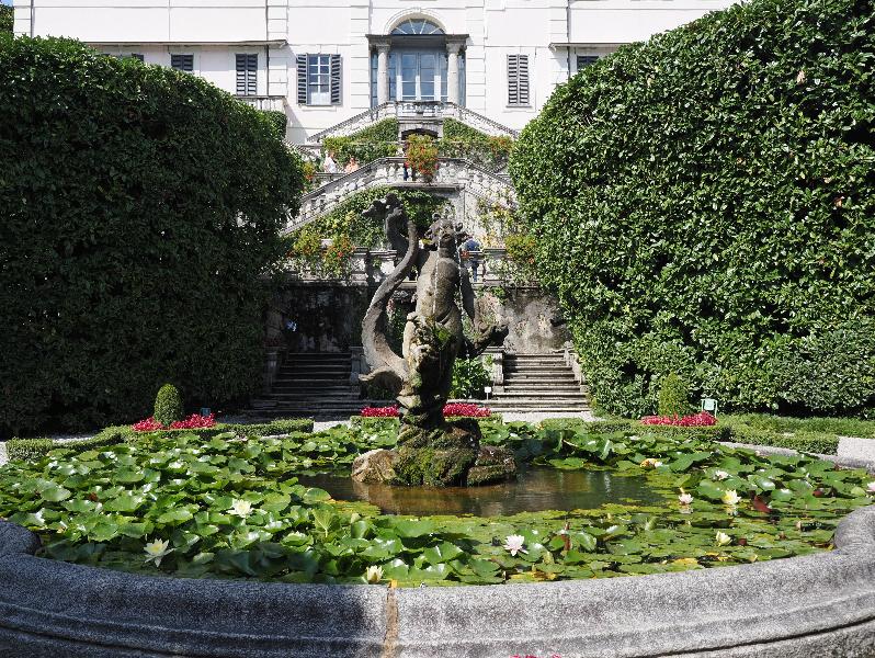 Tremezzina, Italy: Villa Carlotta, garden: waterlily pond and staircase up to villa