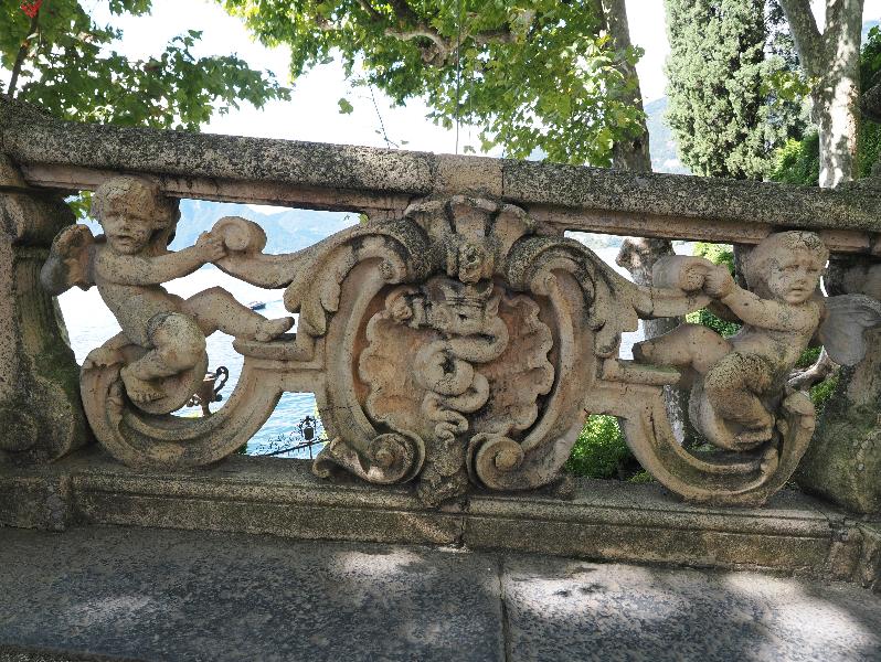 Lenno, Italy: Villa del Balbianello: decorative railing with putti