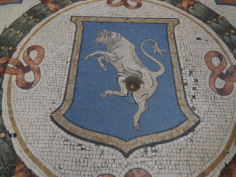 Milan, Italy: Galleria Vittorio Emanuele II: Milan bull