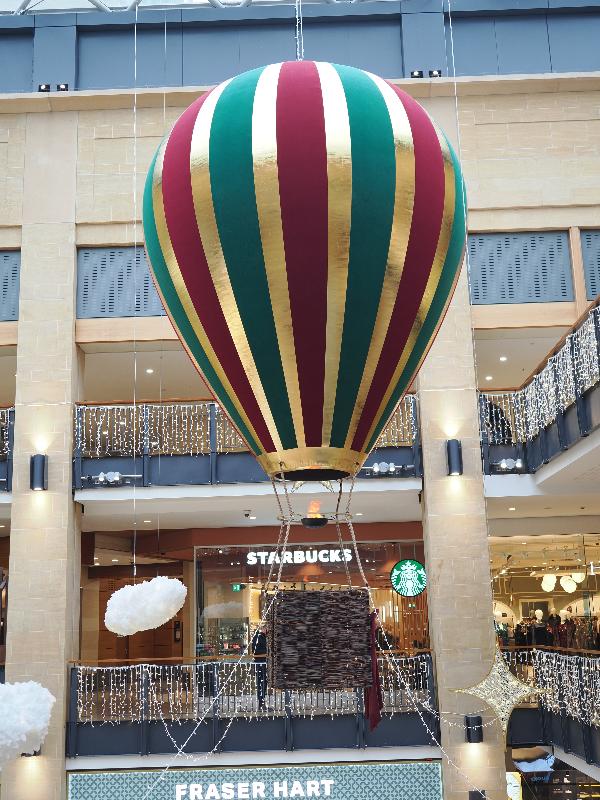 Cambridge, England: Grand Arcade: hot air balloon
