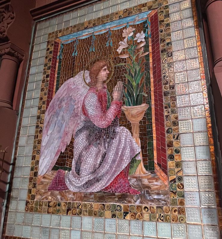 two kneeling angels